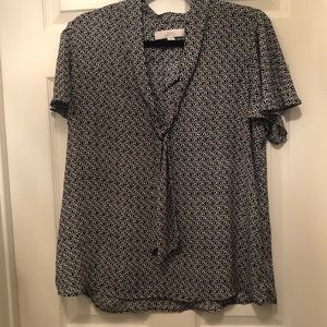 💕Loft flutter sleeve tie neck blouse